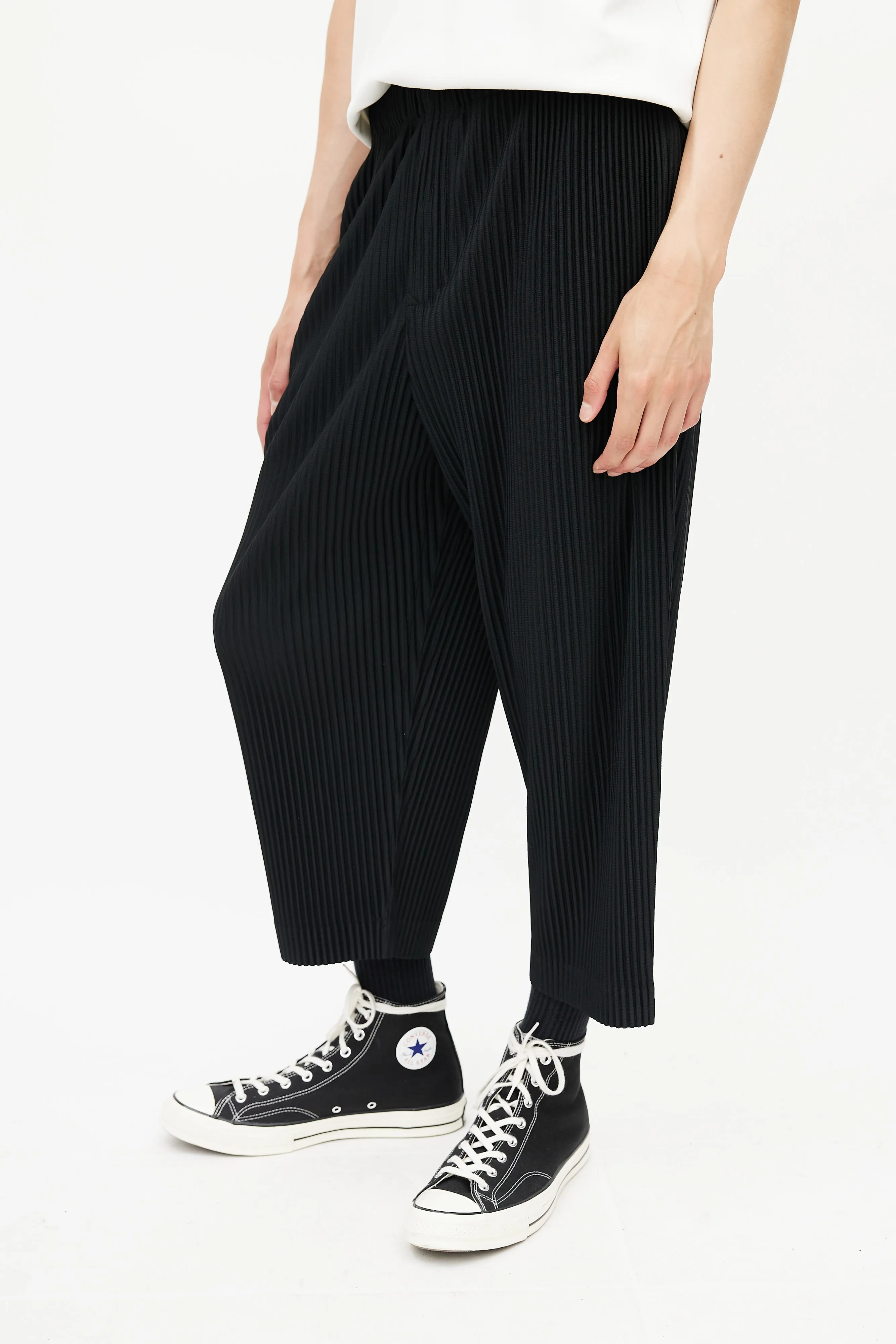 Black Pleated Cropped Trouser