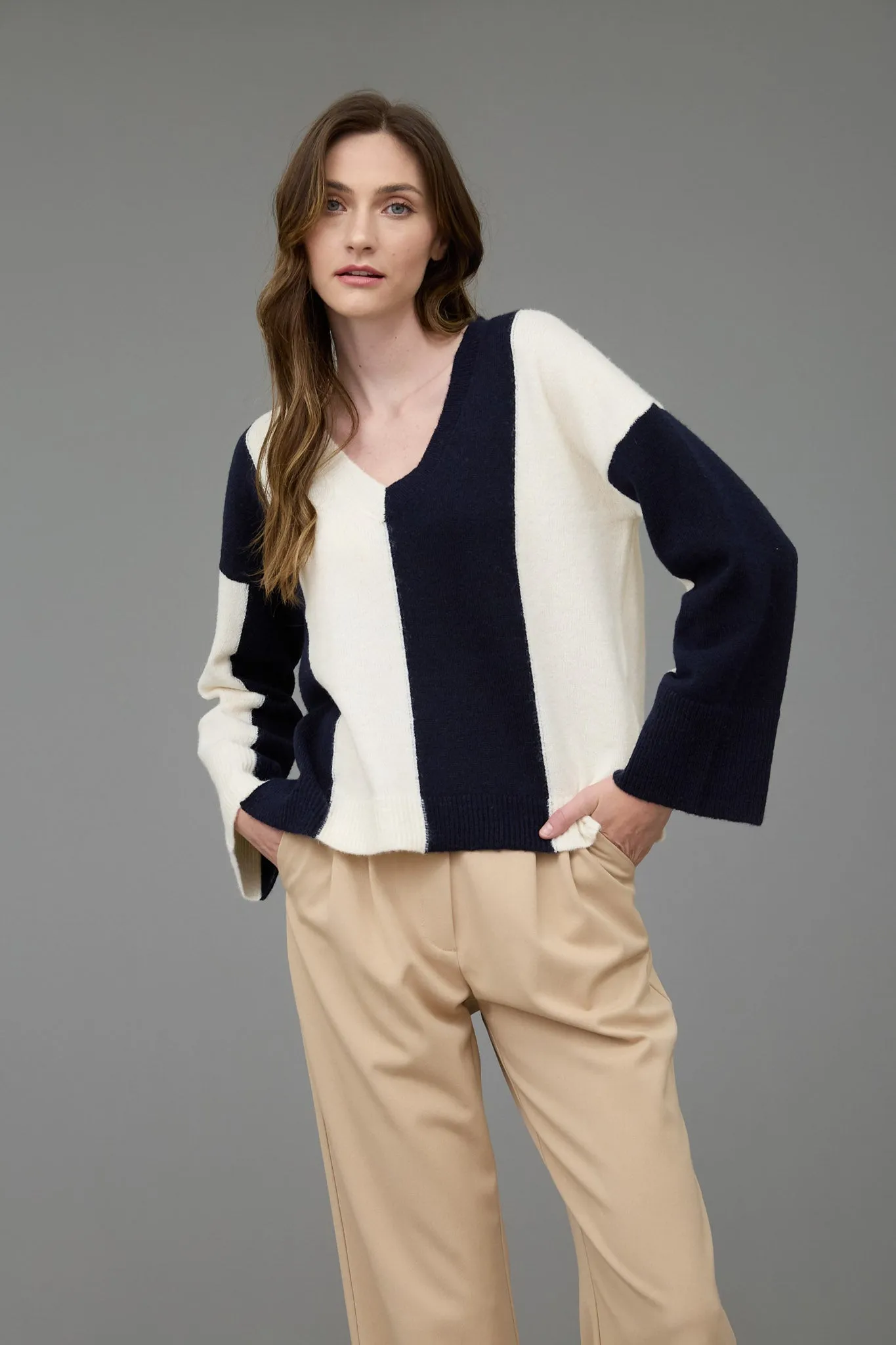 WIDE STRIPE V NECK PULLOVER SWEATER