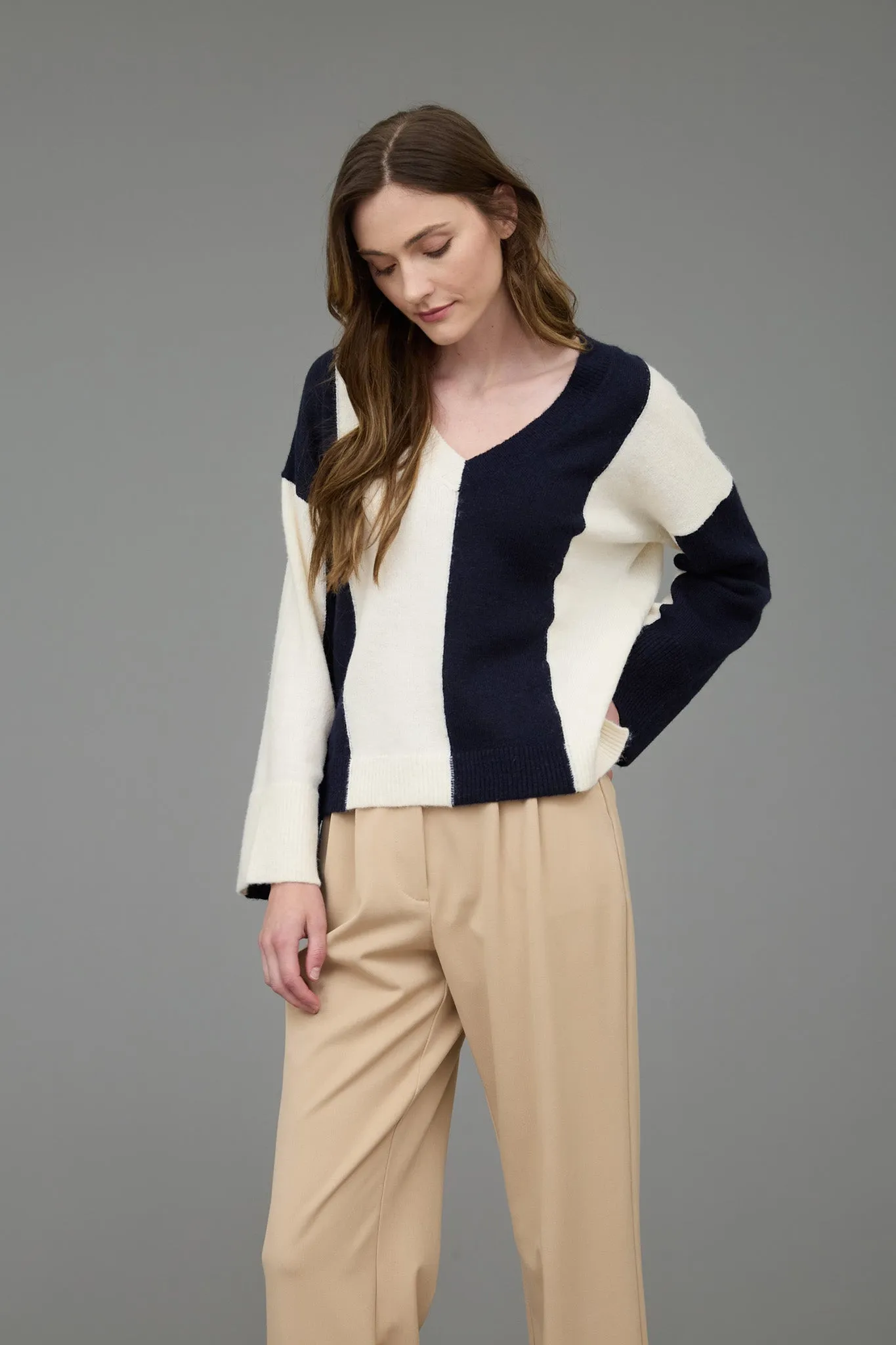 WIDE STRIPE V NECK PULLOVER SWEATER